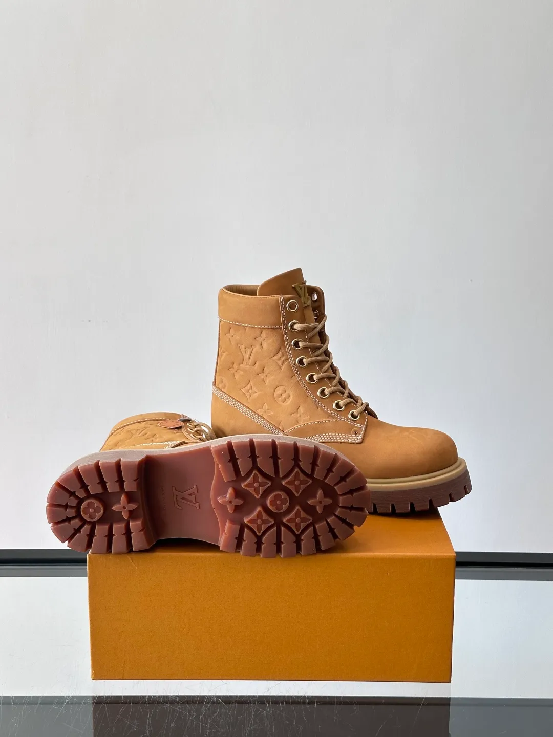 [L Home] Top P: 920💰 Size: 39-44 (45 can be customized) LOUIS VUITTON Louis Vuitton ss25 LV Donkey brand new thick-soled lace-up big-toe shoes men's casual shoes high-top short boots. These boots are crafted from top-grain calf leather for a lightweight and comfortable fit. The thick EVA outsole is embellished with eye-catching ridges, and the trendy attitude of being both strong and soft makes it an everyday choice. ✔Upper: imported first-layer cowhide ✔Lining: cowhide ✔Outsole: original molded outsole